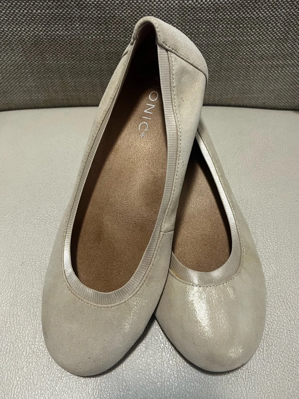 Vionic Anita Light Gold Suede Comfortable Flats Women’s Size 7